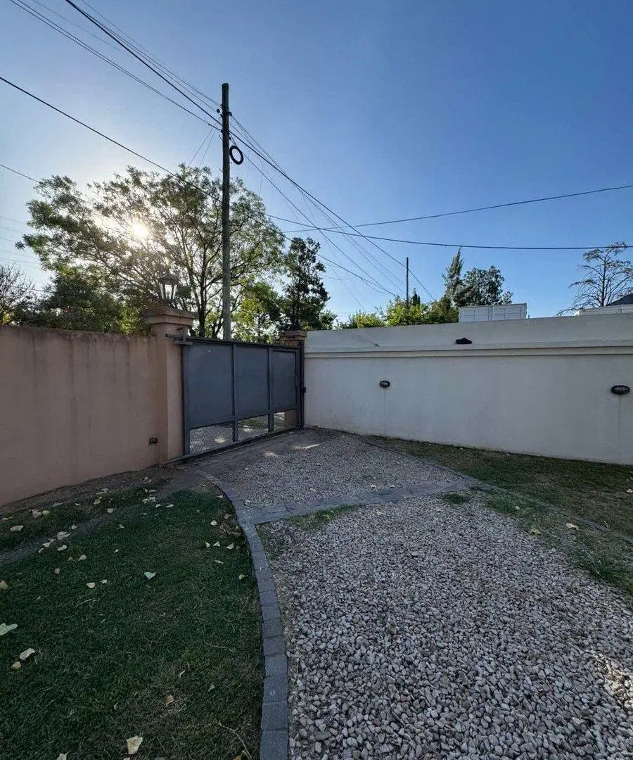 Venta Casa 5 Amb. sobre Doble Lote con Piscina 4