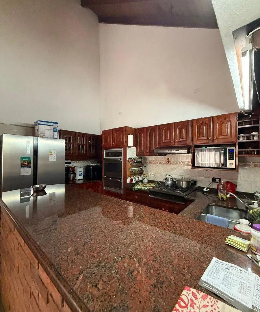 CASA EN VENTA 5 AMBIENTES MAS UN DPTO 3 AMBIENTES 2