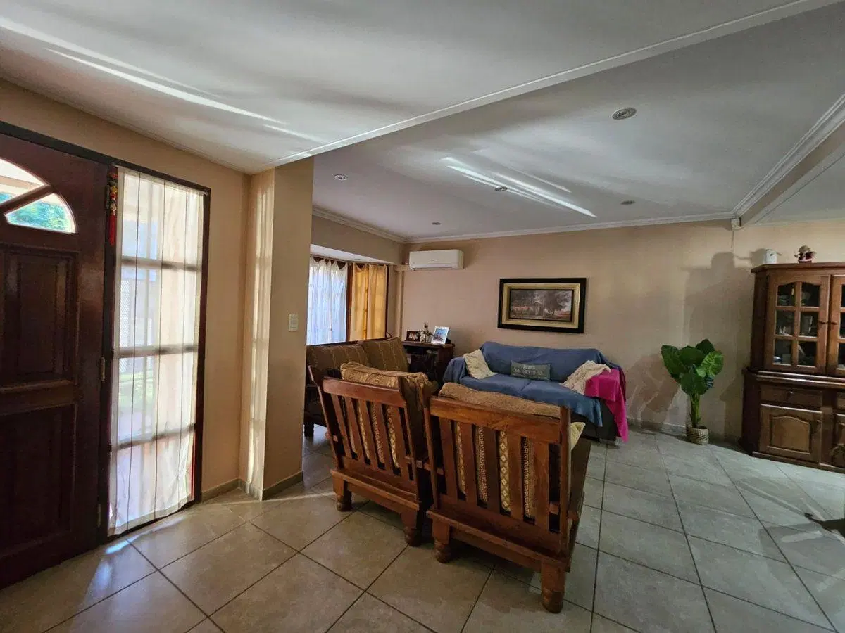 VENTA CHALET-4 AMBIENTES-CASTELAR NORTE 3