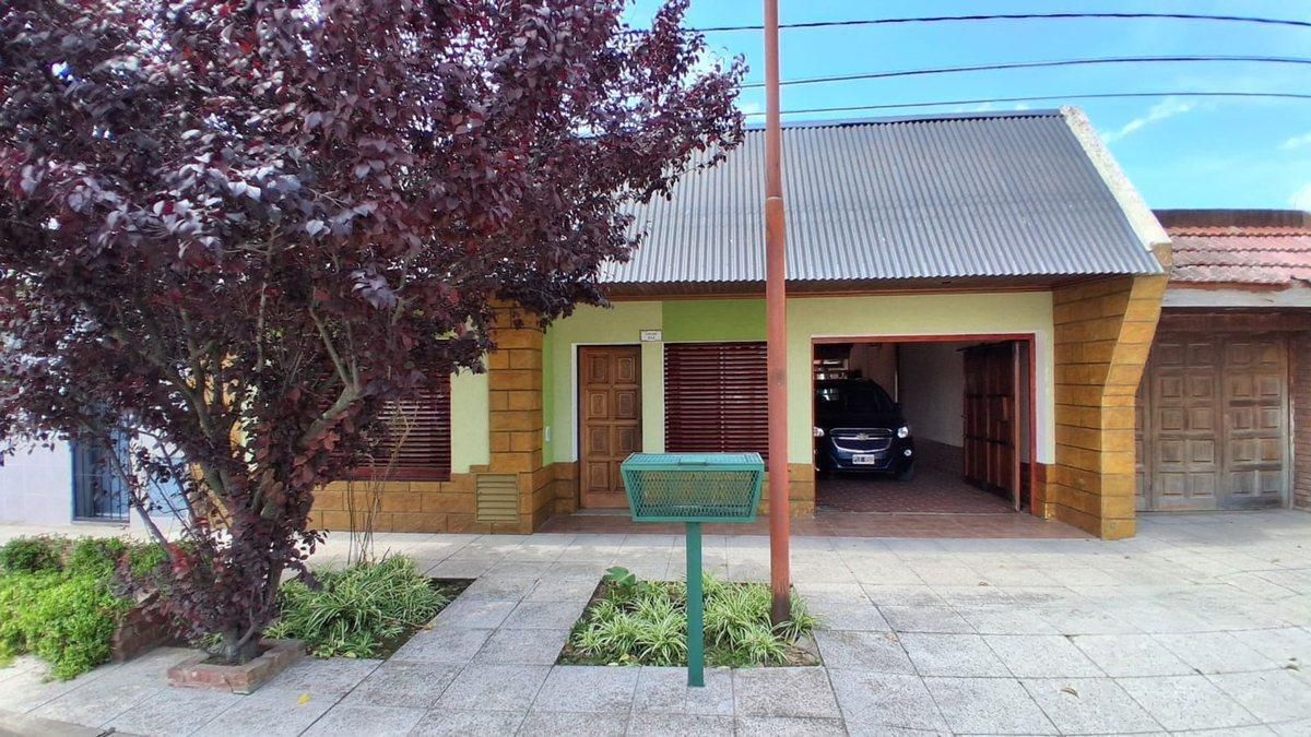 VENTA CASA DE 4 AMB. CON QUINCHO, GARAGE EN LUJAN