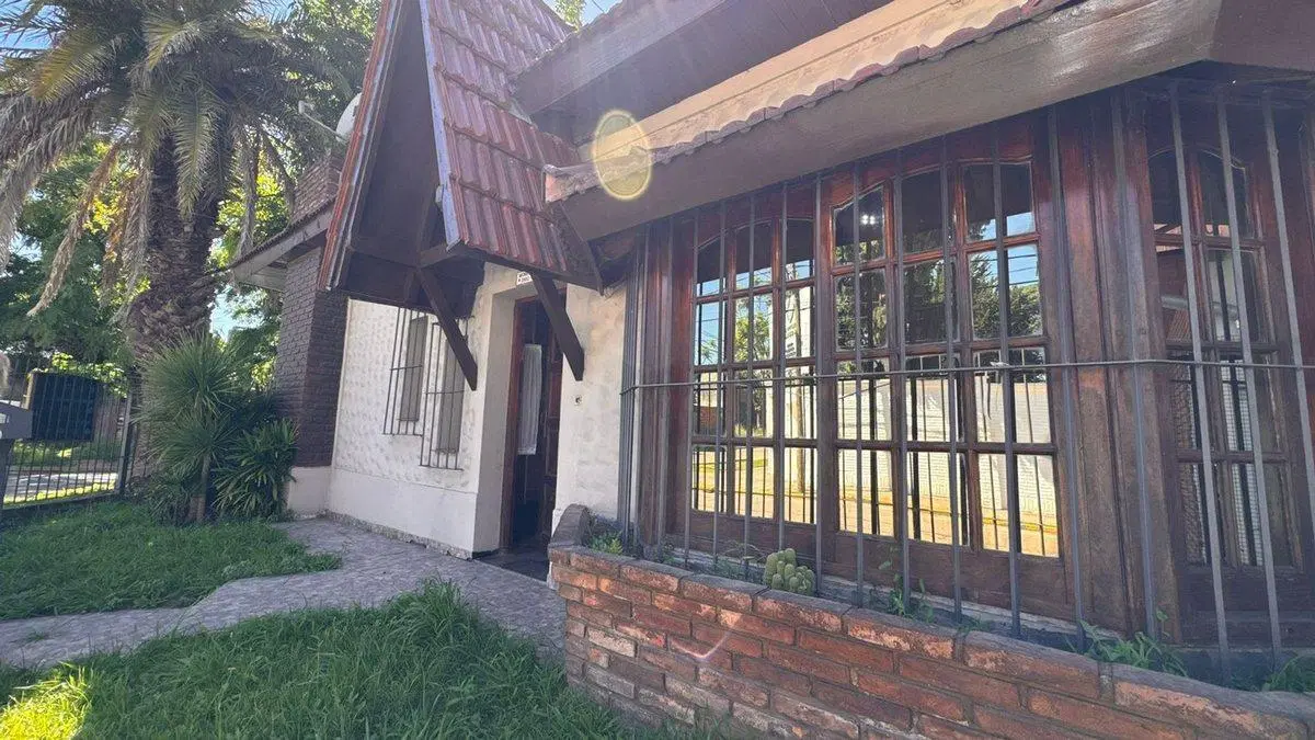 VENTA CASA 4 AMB. PARQUE/PILETA/COCHERA  ITUZAINGO 3