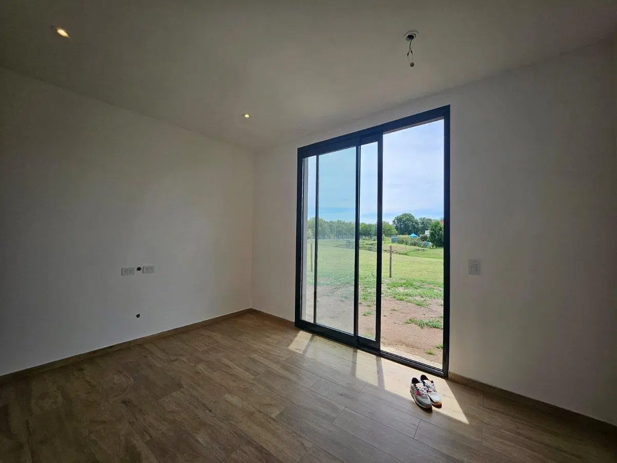 VENTA CASA 4 AMB-BARRIO SANTA ELENA-PILAR DEL ESTE 3