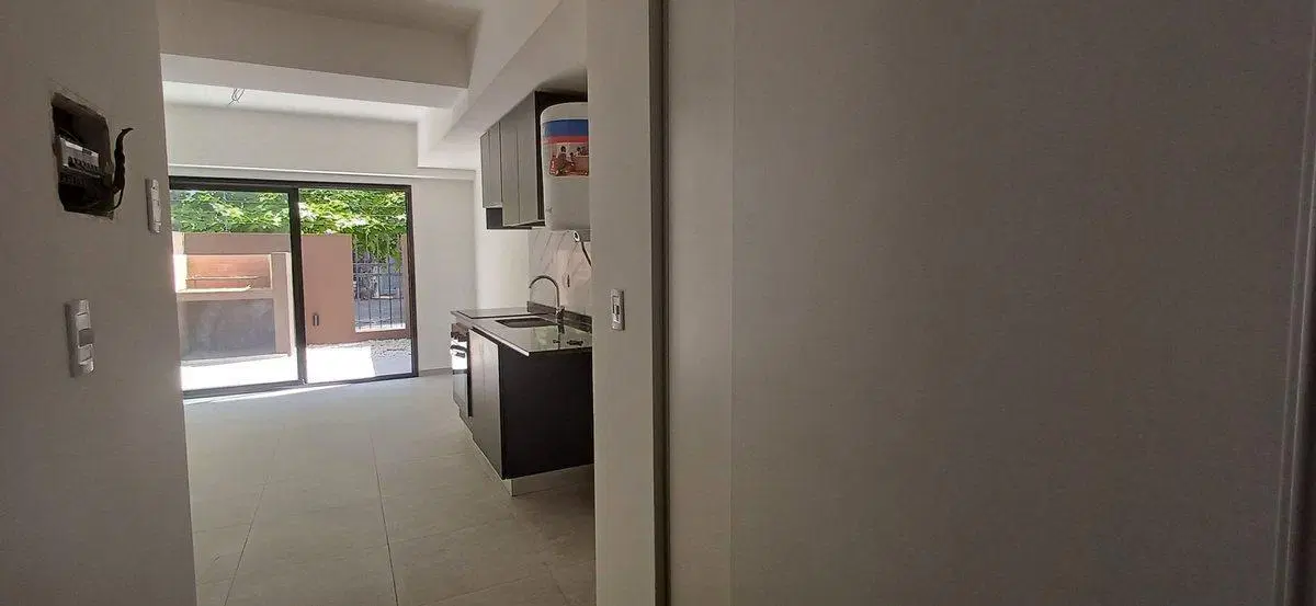 VENTA MONOAMBIENTE HURLINGHAN PATIO PROPIO YPILETA 8
