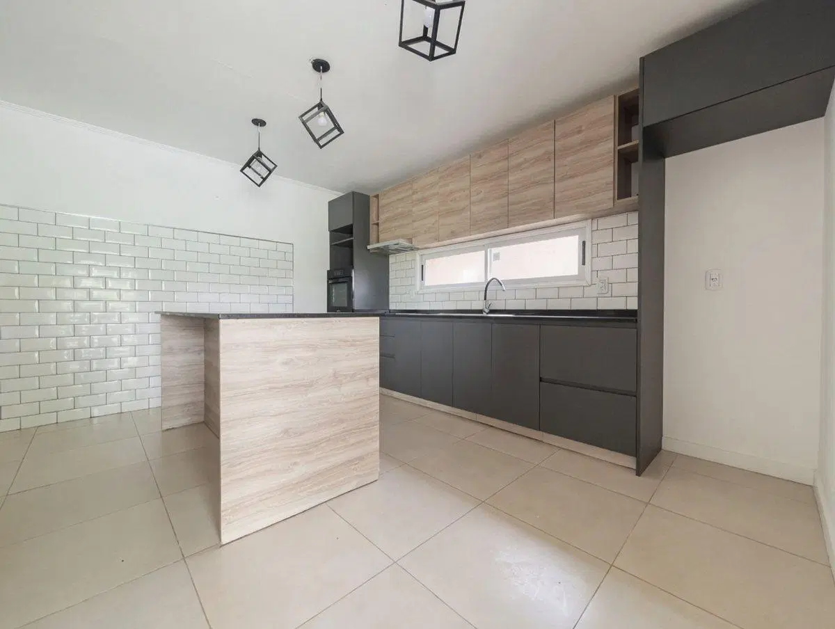 CASA EN VENTA 4 AMBIENTES BAJAS EXPENSAS 2