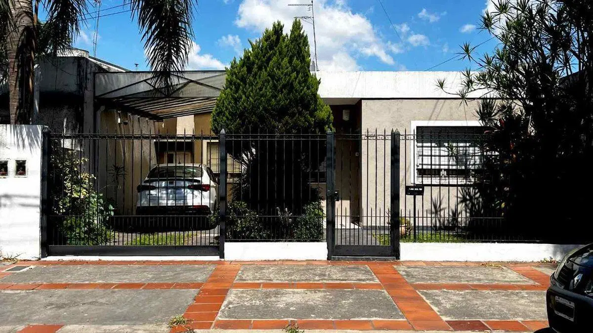 VENTA CASA 4 AMBS HAEDO PARQUE COCHERA 5