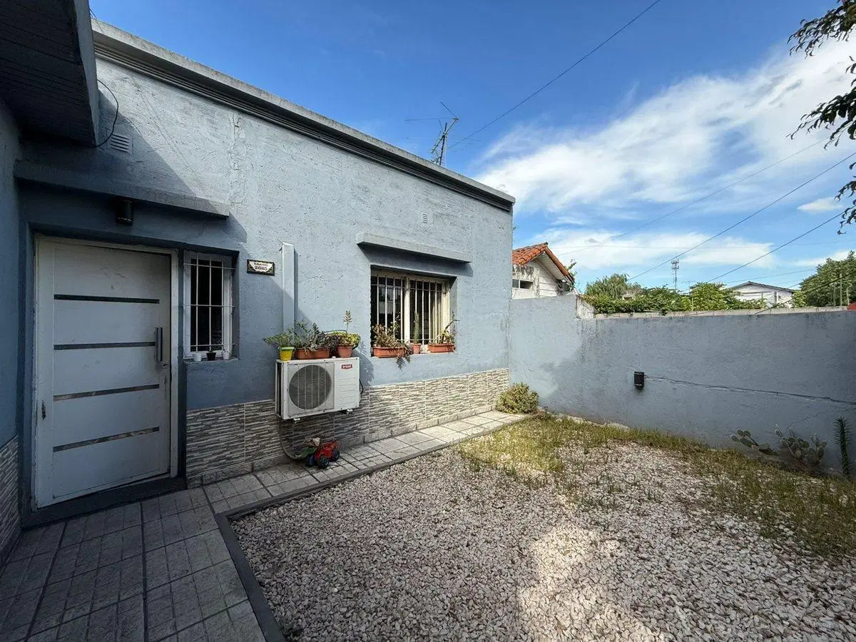 VENTA CASA 3 AMB CON JARDÍN - CASTELAR 2
