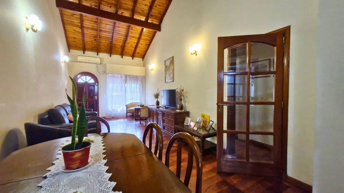 VENTA CASA 4 AMBIENTES HURLINGHAM CON PILETA 5
