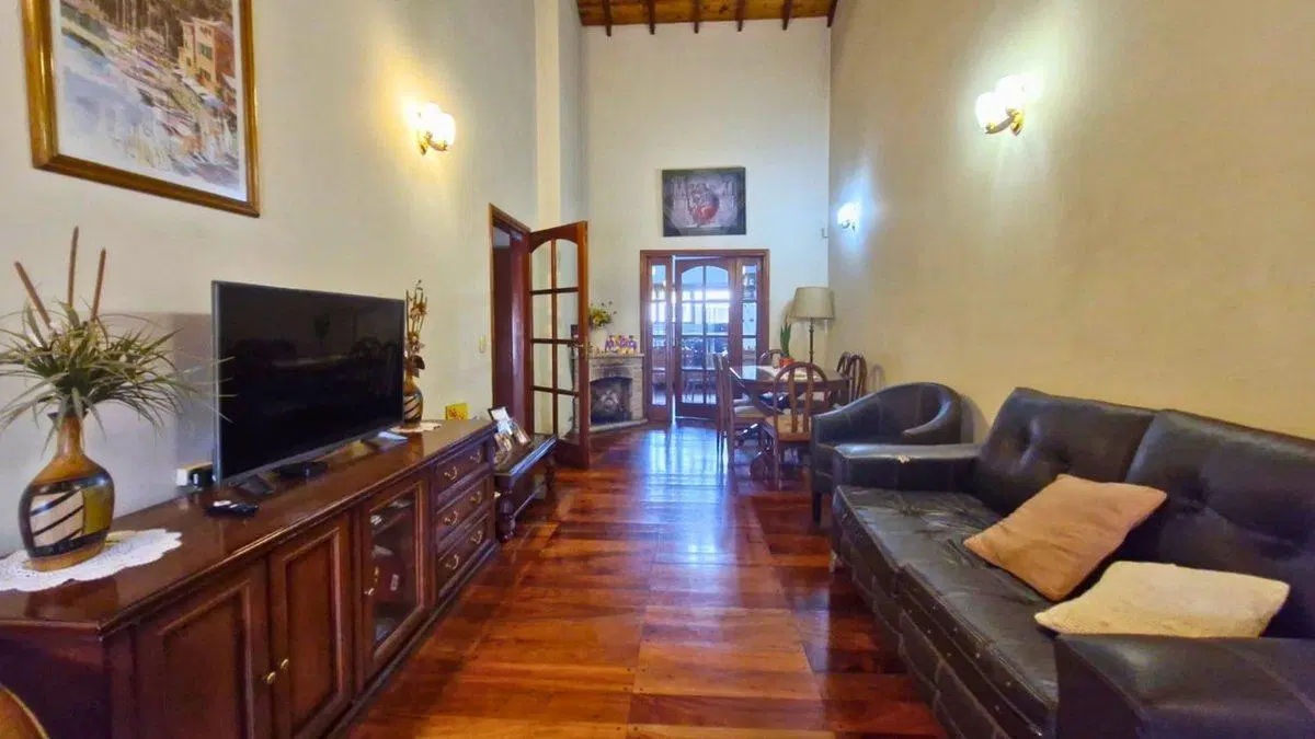 VENTA CASA 4 AMBIENTES HURLINGHAM CON PILETA 3