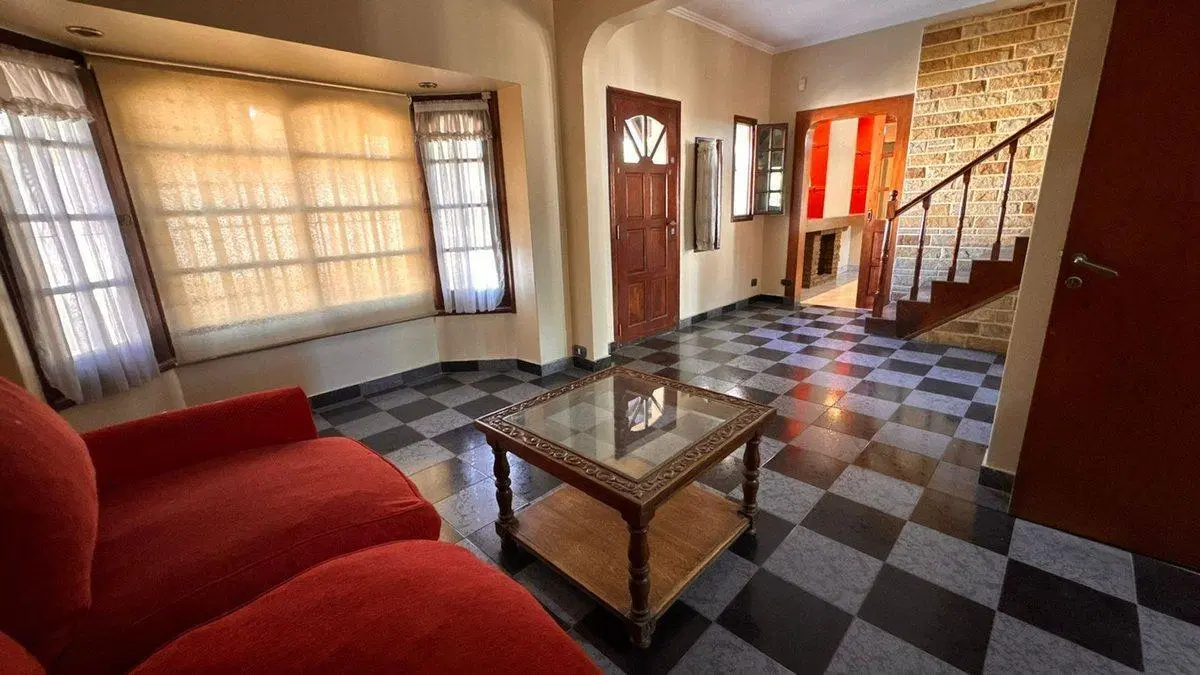 VENTA CASA 4 AMB. PARQUE/PILETA/COCHERA  ITUZAINGO 5