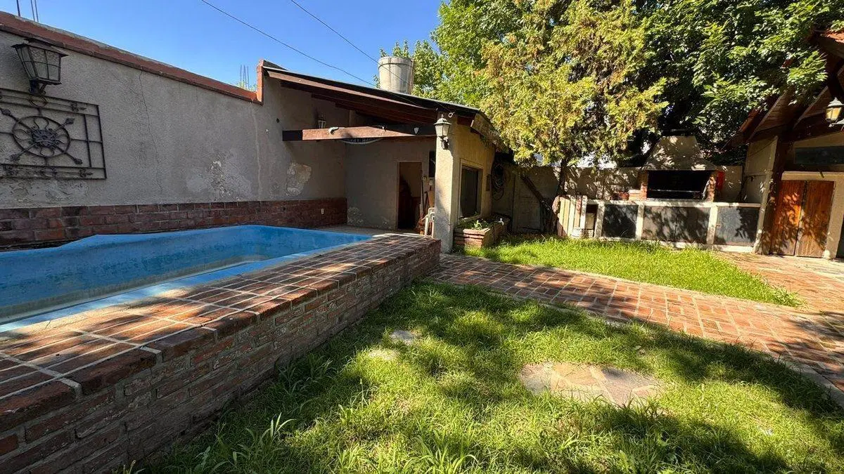 VENTA CASA 4 AMB. PARQUE/PILETA/COCHERA  ITUZAINGO 2
