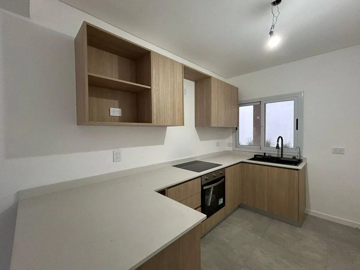 ALQUILER DUPLEX 4 AMB. JARDÍN Y COCHERA P. LELOIR 2
