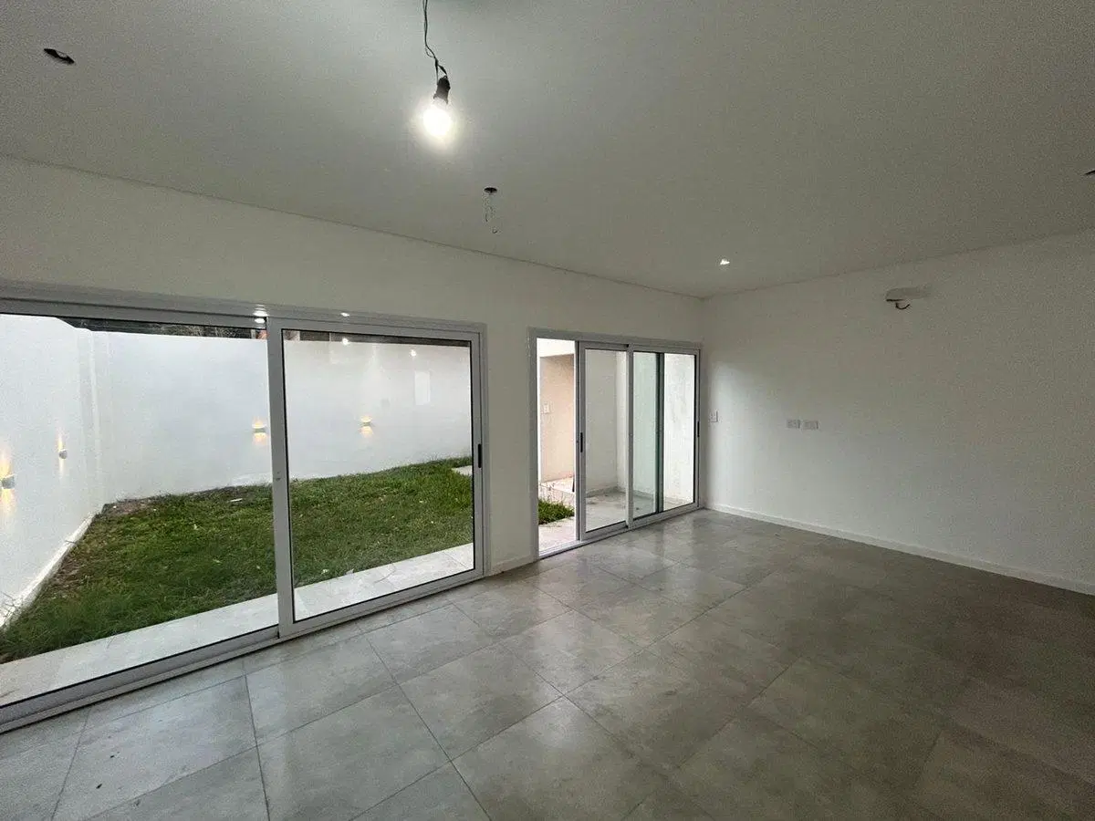 ALQUILER DUPLEX 4 AMB. JARDÍN Y COCHERA P. LELOIR 3