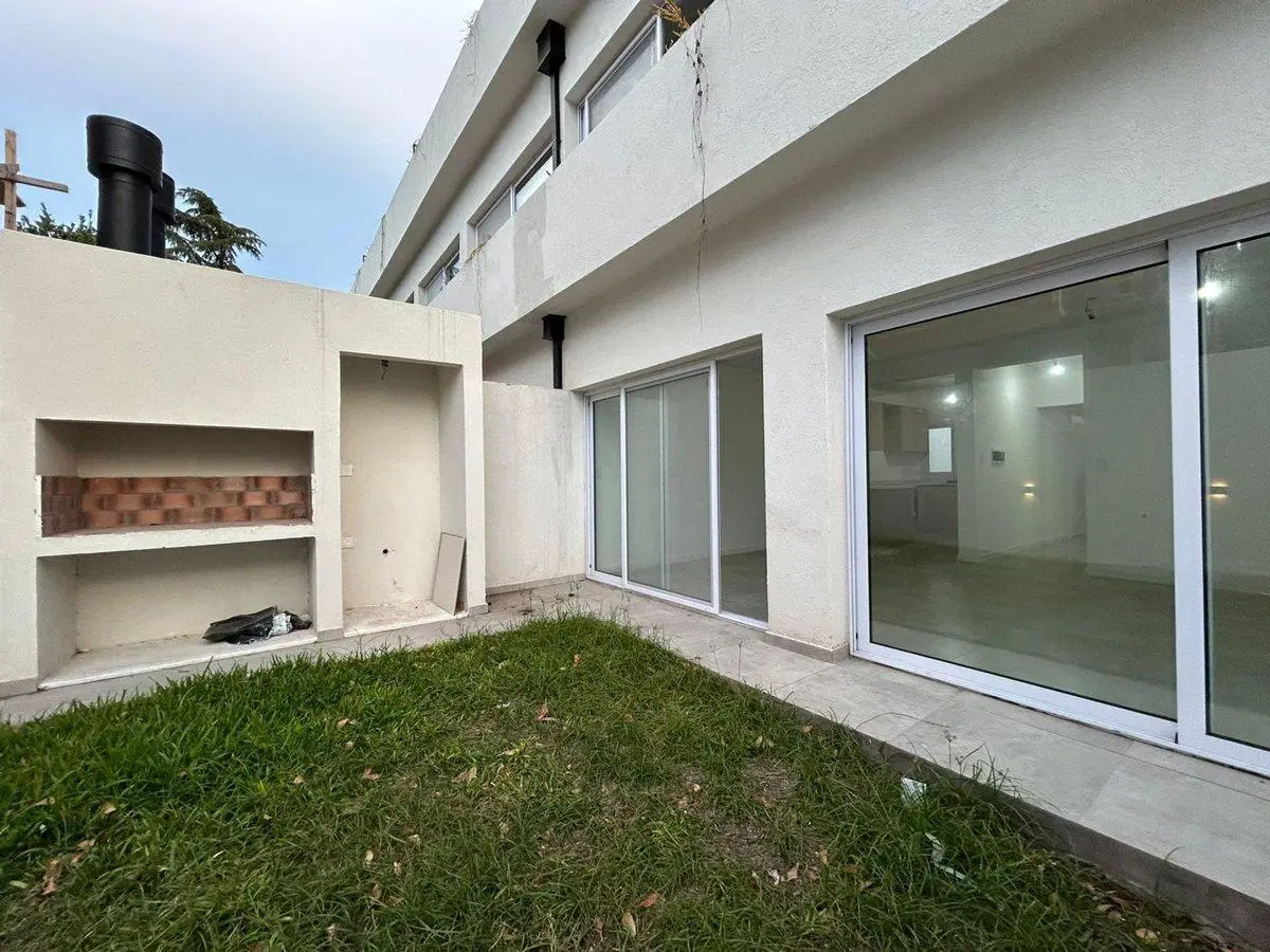 ALQUILER DUPLEX 4 AMB. JARDÍN Y COCHERA P. LELOIR 5