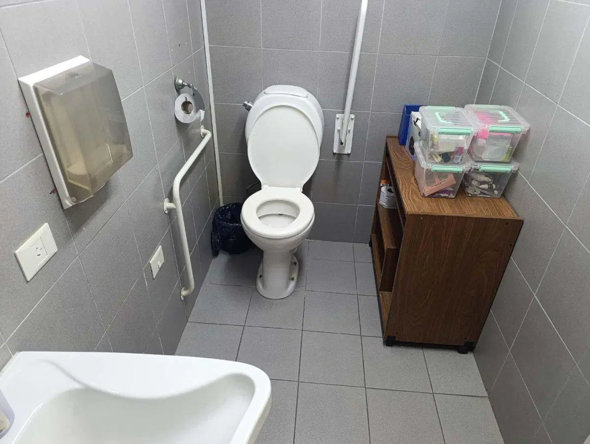 OFICINAS LOCAL EN VENTA EN MORÓN CENTRO CON SOTANO 4