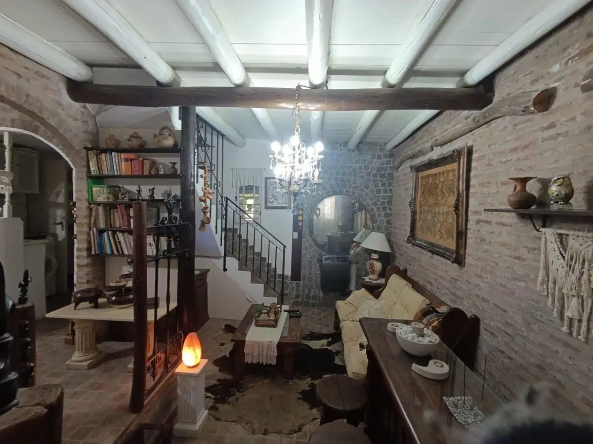 CASA VENTA 5 AMBIENTES CON COCHERA MERLO 4
