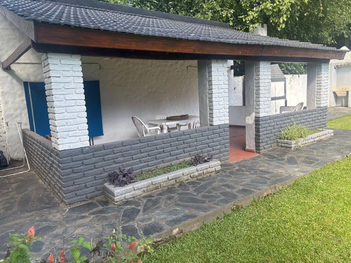 VENTA CASA QUINTA CON PILETA Y QUINCHO EN MORENO 8