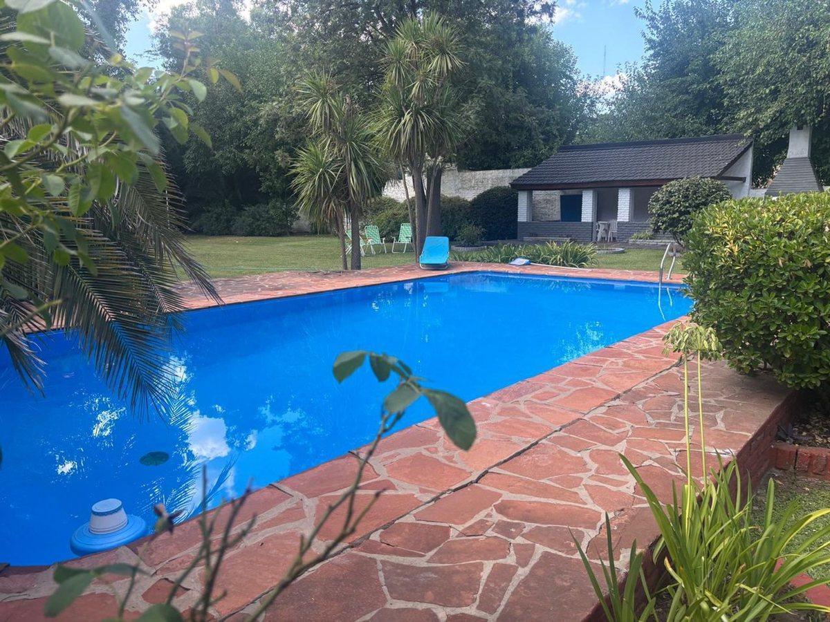 VENTA CASA QUINTA CON PILETA Y QUINCHO EN MORENO