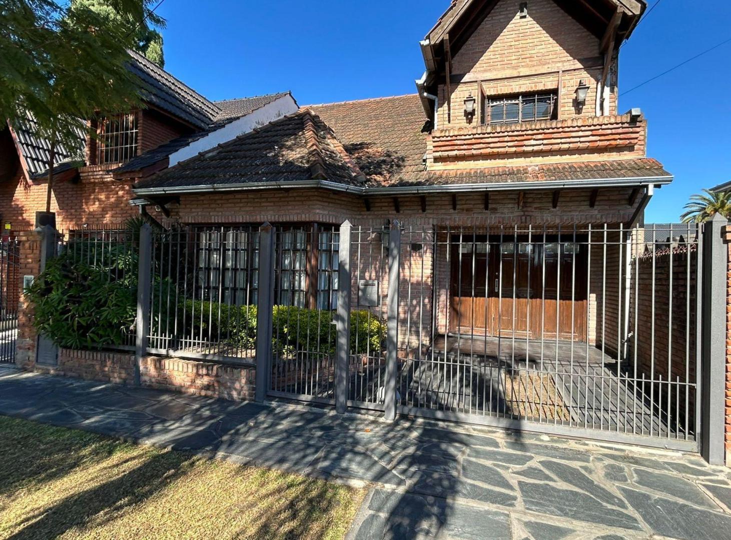 VENTA CASA 4 AMB. C/PARQUE PILETA -COCH ITUZAINGO