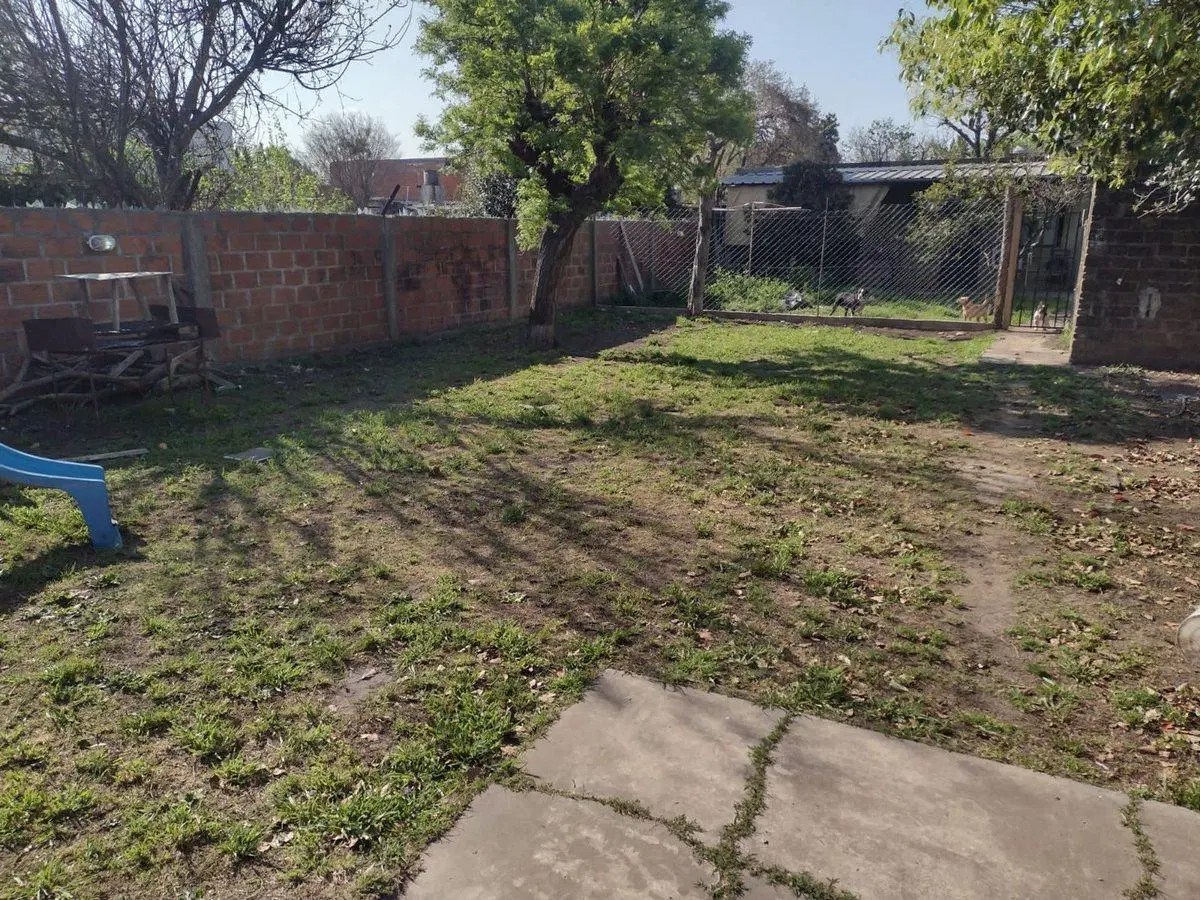 VENTA CASA  MULTIFAMILIAR  CON LOCAL CASTELAR SUR 4