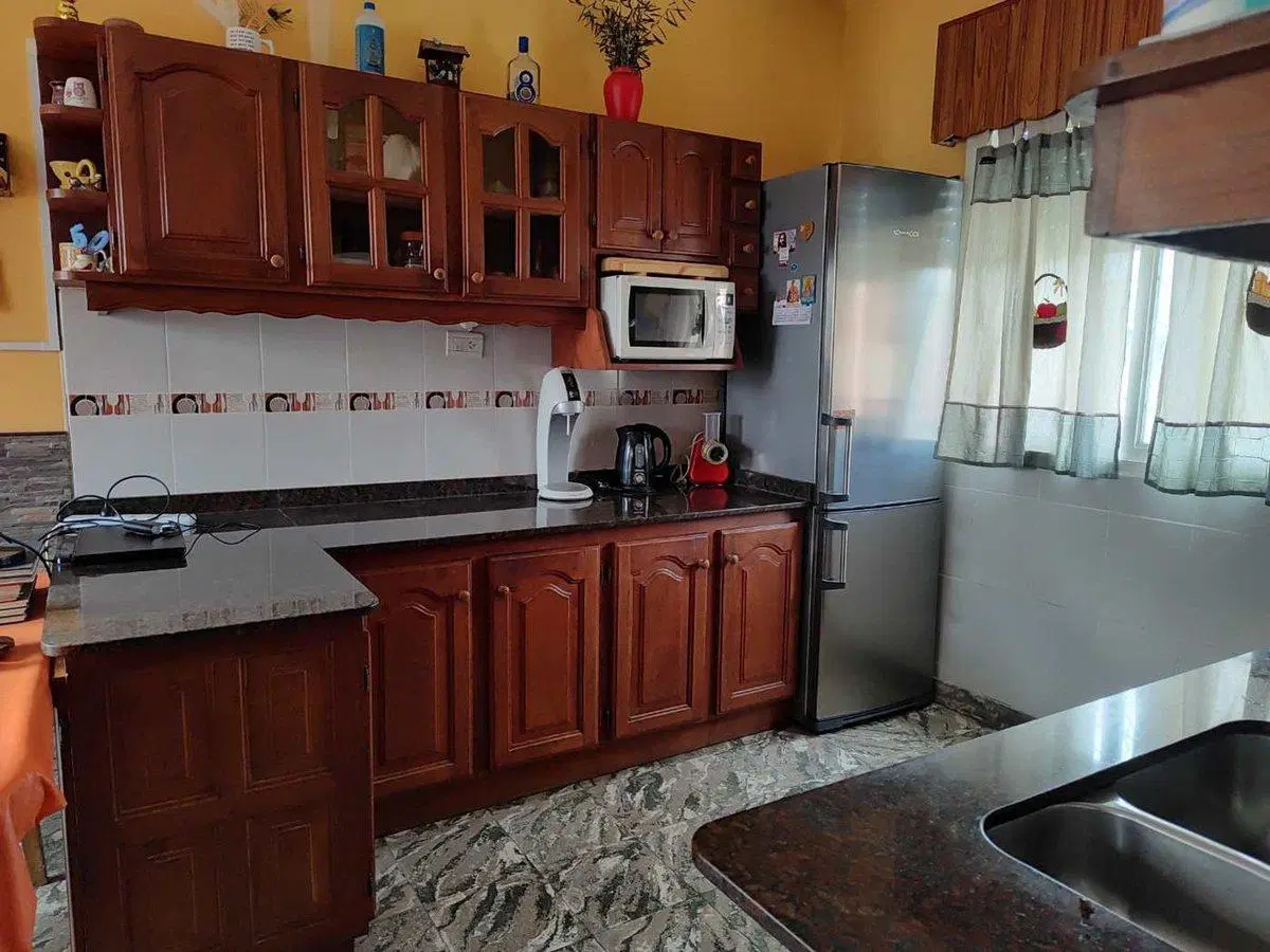 CASA VENTA 4 AMBIENTES CON DOS LOCALES Y JARDIN 2