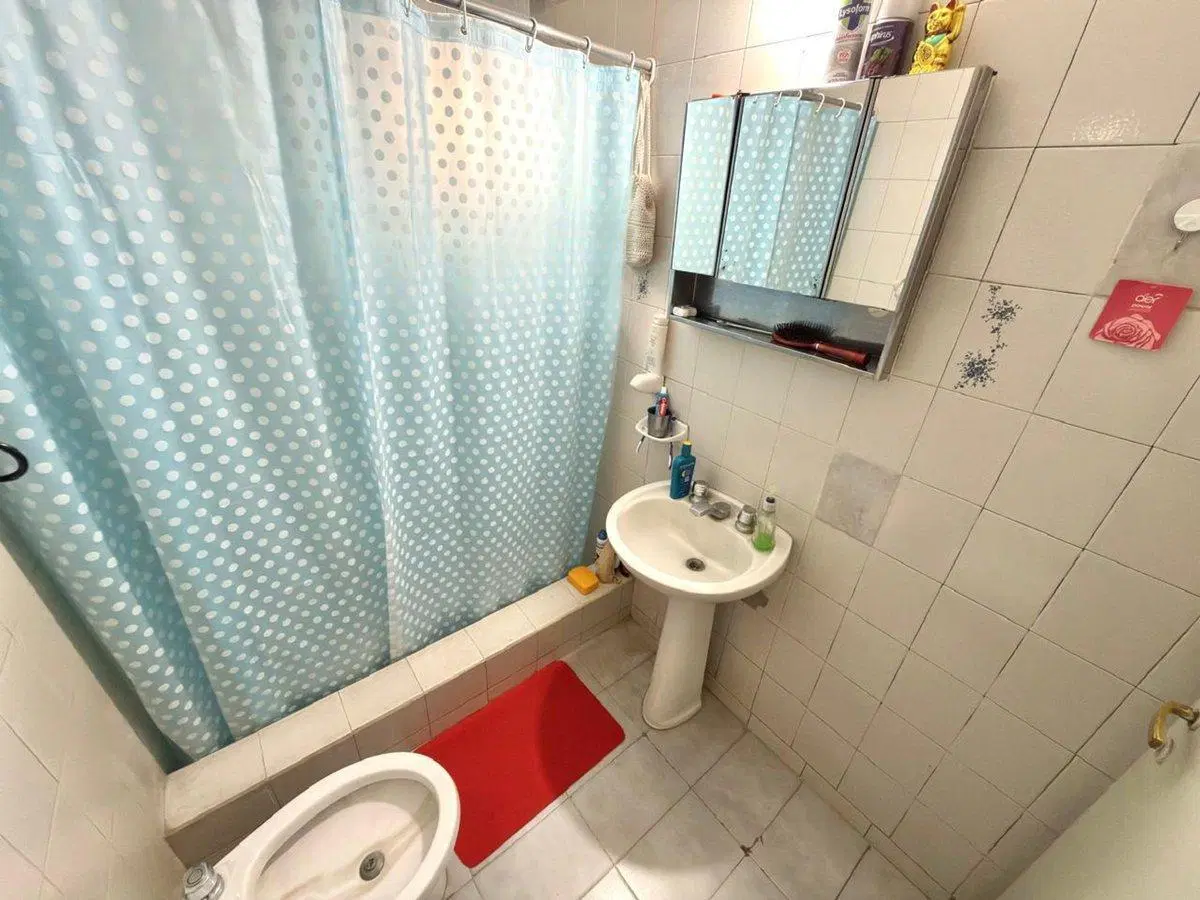 CASA en VENTA EN MERLO CON PATIO COCHERA Y DPTO 5