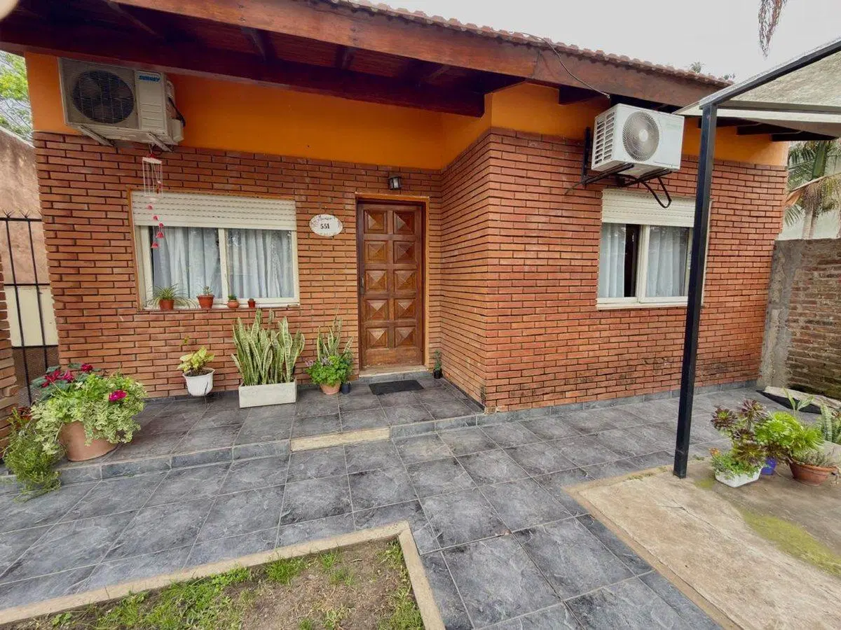 CASA en VENTA EN MERLO CON PATIO COCHERA Y DPTO 2