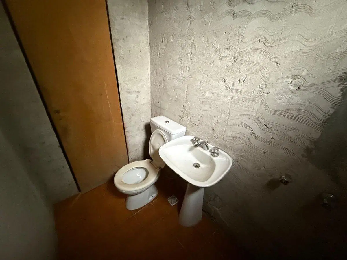CASA en VENTA EN MERLO CON PATIO COCHERA Y DPTO 4