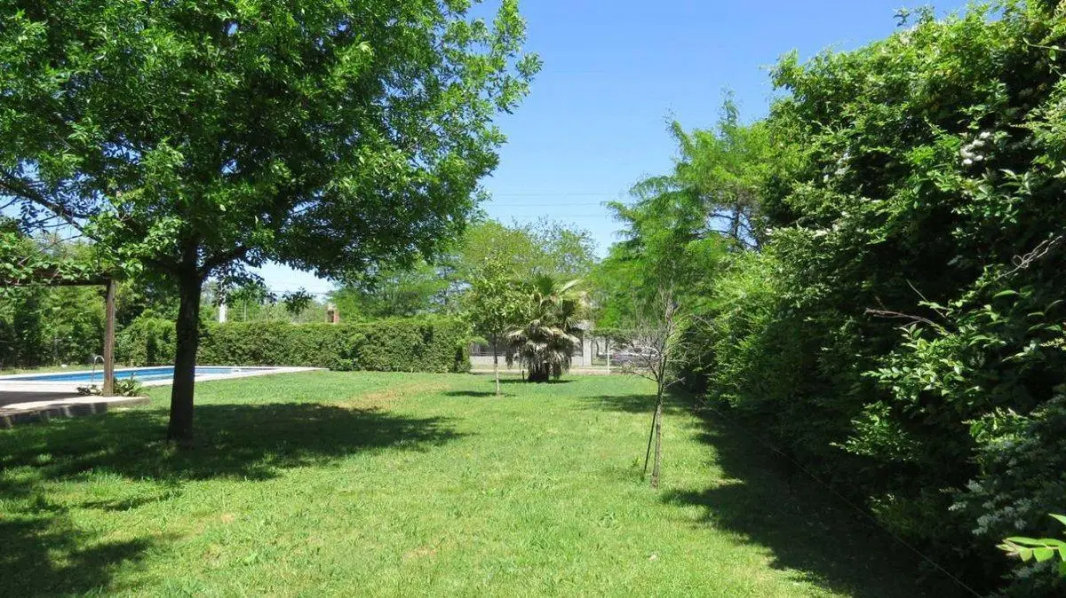 QUINTA  EN VENTA CON QUINCHO Y PISCINA EN LA REJA 3