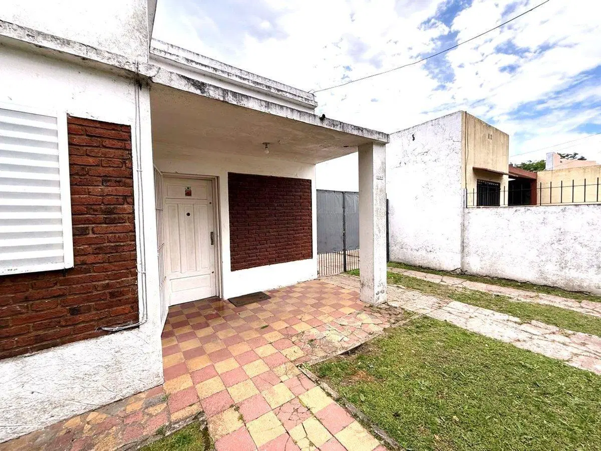 Casa en VENTA 3 ambientes en Luján APTO CREDITO 4