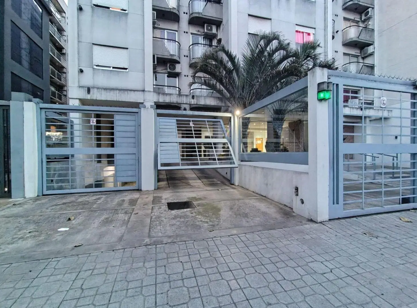 VENTA COCHERA DOBLE CUBIERTA  MORON CENTRO 2