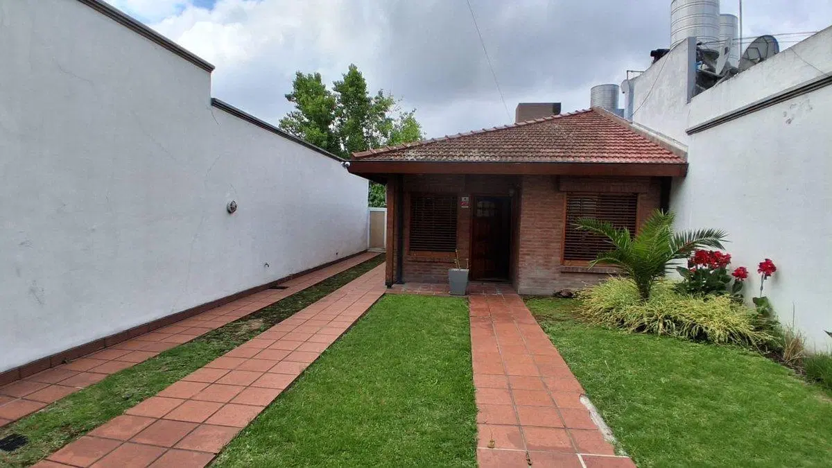 VENTA CASA CON QUINCHO Y FONDO EN MERLO APTO CRED. 4