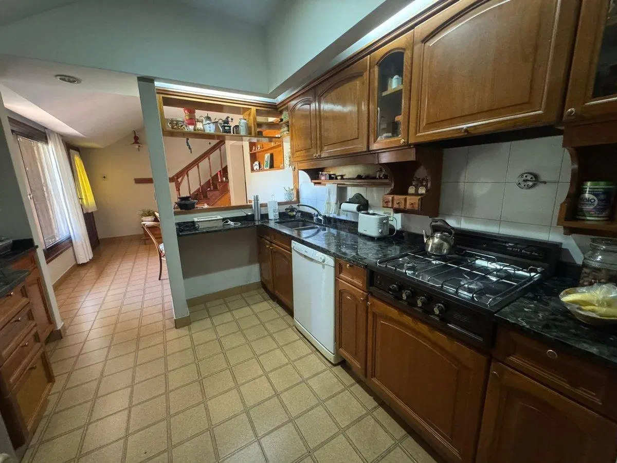 VENTA CASA 6 AMBIENTES CASTELAR CON PILETA 2