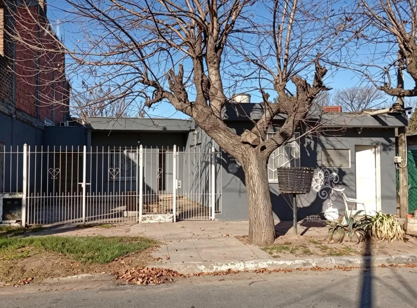 Venta dos casas 2 amb c/u mas depto o local Moreno 2