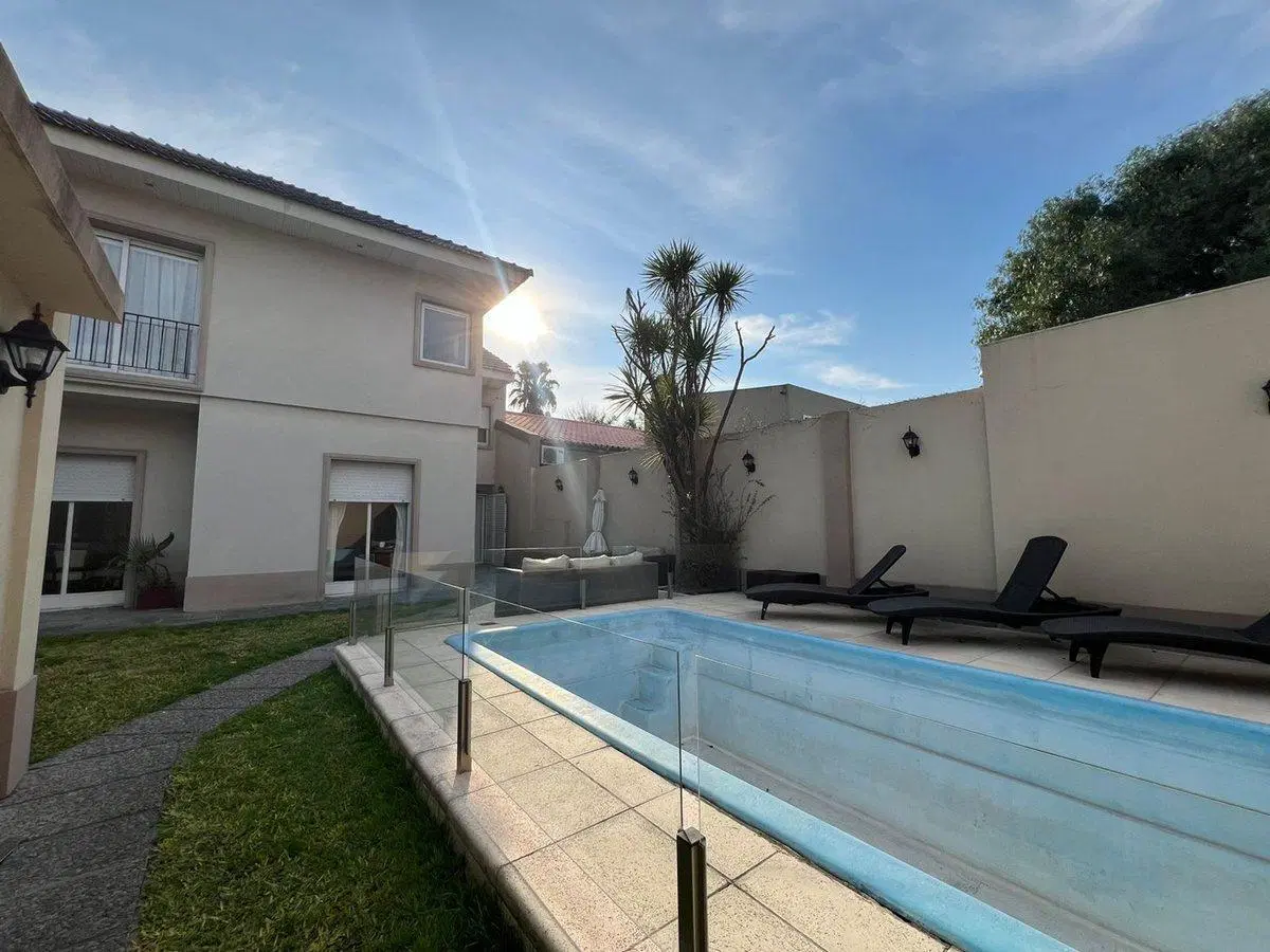 VENTA CASA 6 AMBIENTES 600 m2- CASTELAR NORTE 2