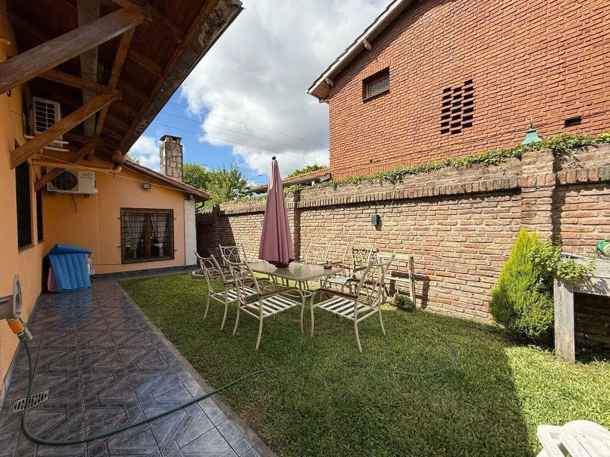 VENTA CASA 5 AMB COCH- JARDIN  APTO CRED CASTELAR 5