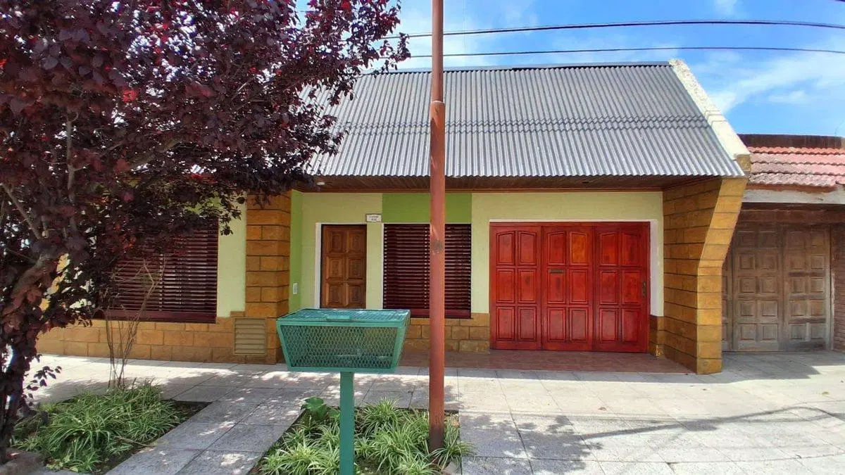 VENTA CASA DE 4 AMB. CON QUINCHO, GARAGE EN LUJAN 5
