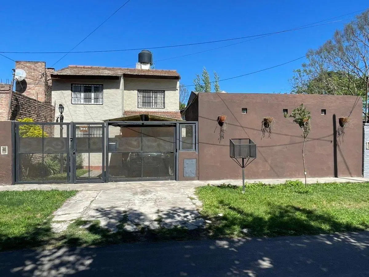 VENTA CASA 3 AMB. - JARDIN Y COCHERA - BELLA VISTA 2