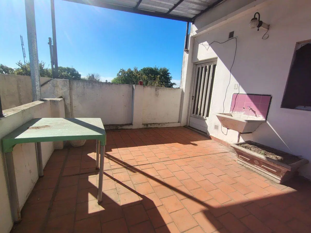 VENTA PH 2 AMBIENTES CON PATIO  CASTELAR SUR 8