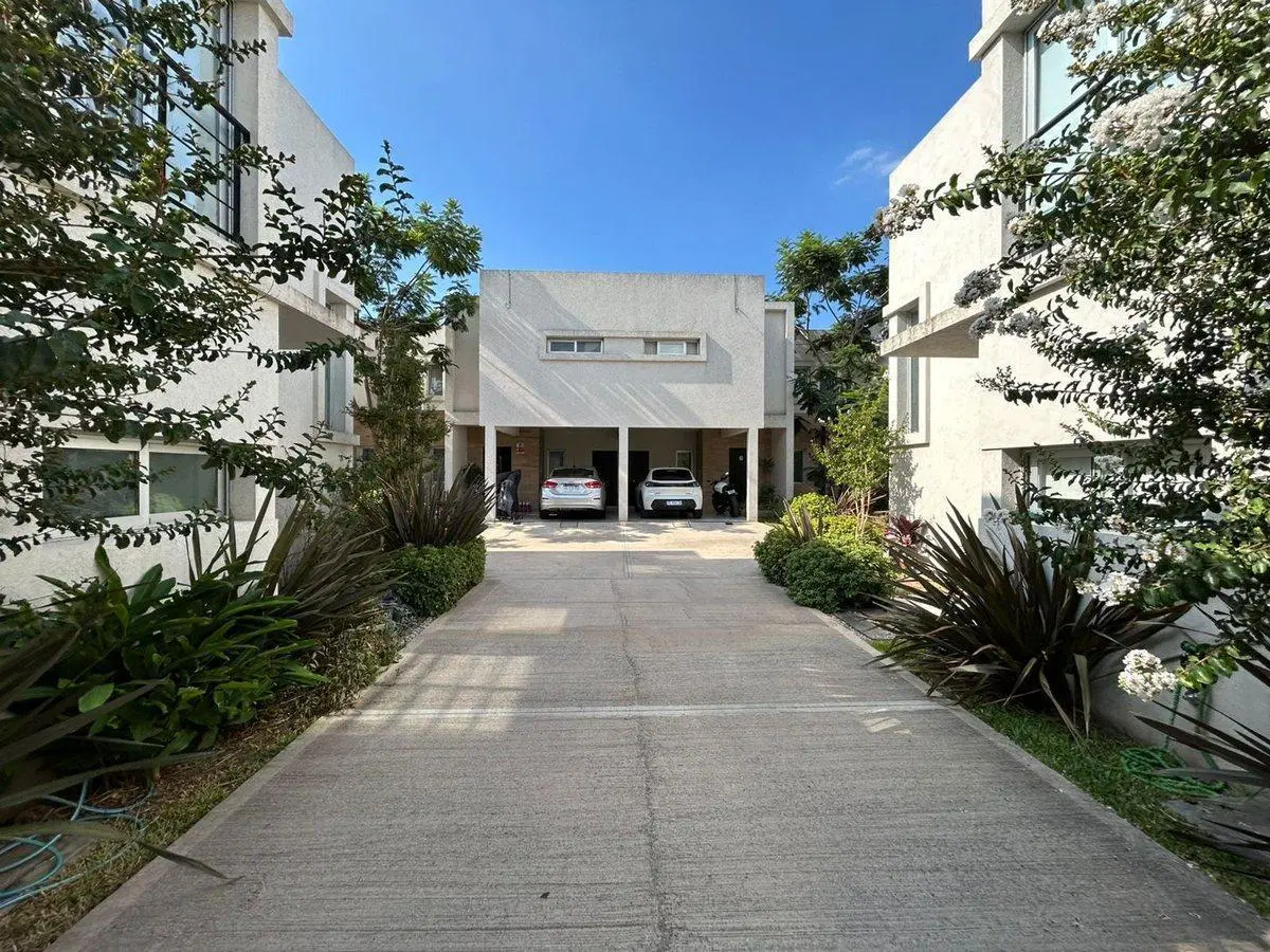 VENTA CASA 4 AMB. JARDÍN Y COCHERA -  ITUZAINGO 5