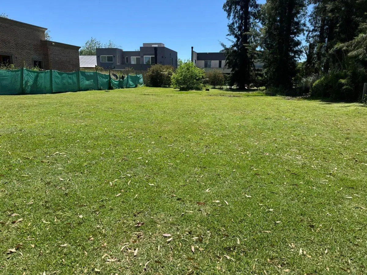 VENTA LOTE CENTRAL BARRIO CERRADO WESTON 8