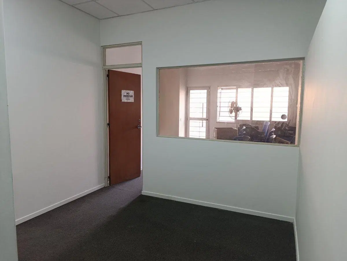 OFICINAS LOCAL EN VENTA EN MORÓN CENTRO CON SOTANO 8