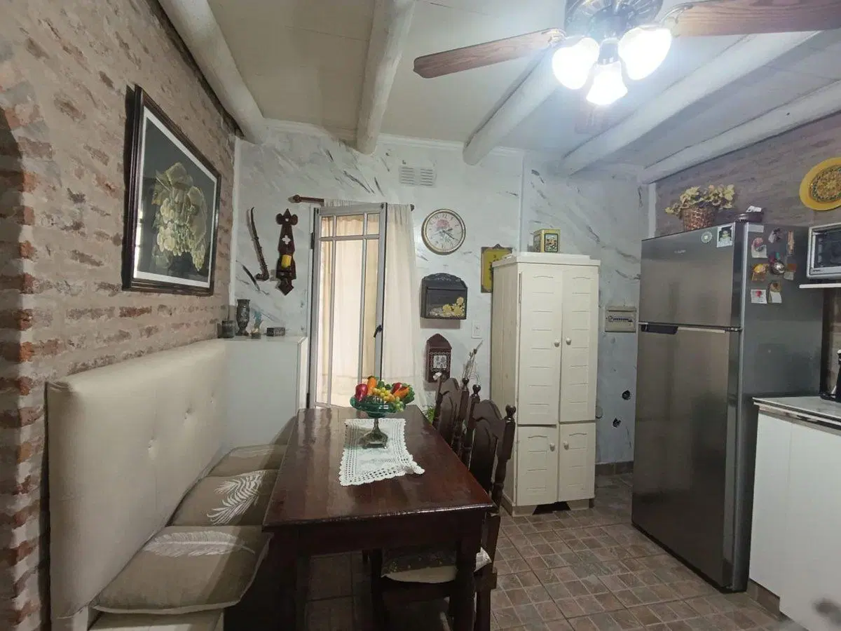 CASA VENTA 5 AMBIENTES CON COCHERA MERLO 4
