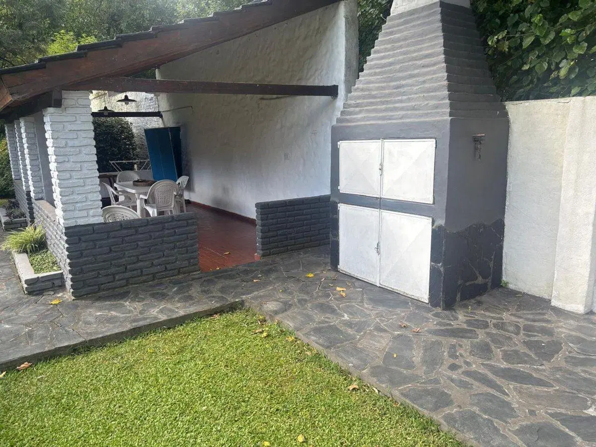 VENTA CASA QUINTA CON PILETA Y QUINCHO EN MORENO 4