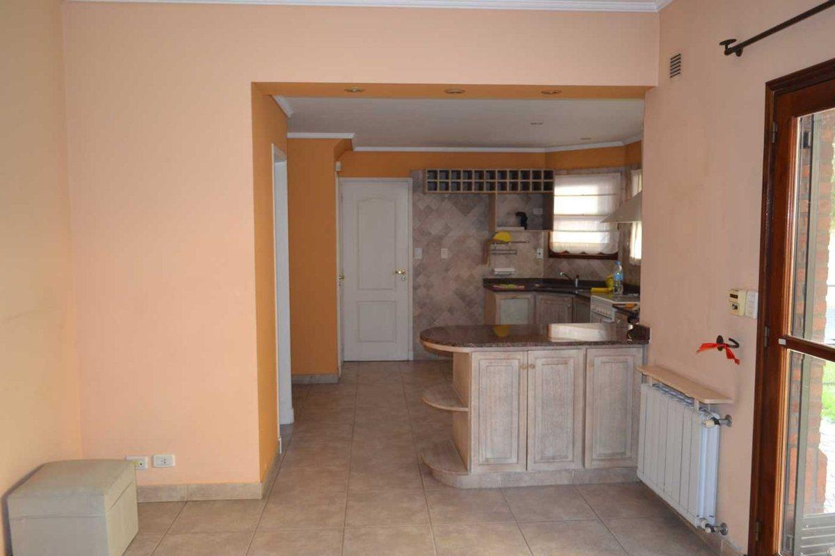 Foto de VENTA CHALET 4 AMB PILETA ITUZANGO NORTE APTA CRE, imagen 2