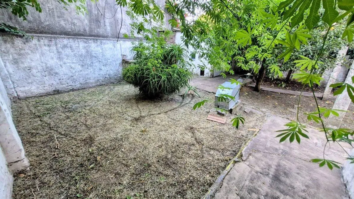 CASA 2 AMB + 2 LOCALES AL FRENTE ITUZAINGO 8