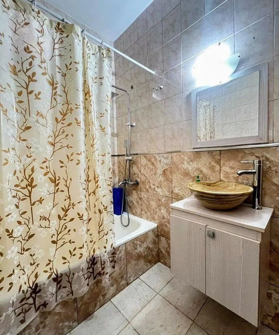 CASA CON 4 DEPARTAMENTO MAS LOTE EN VENTA MORON 4