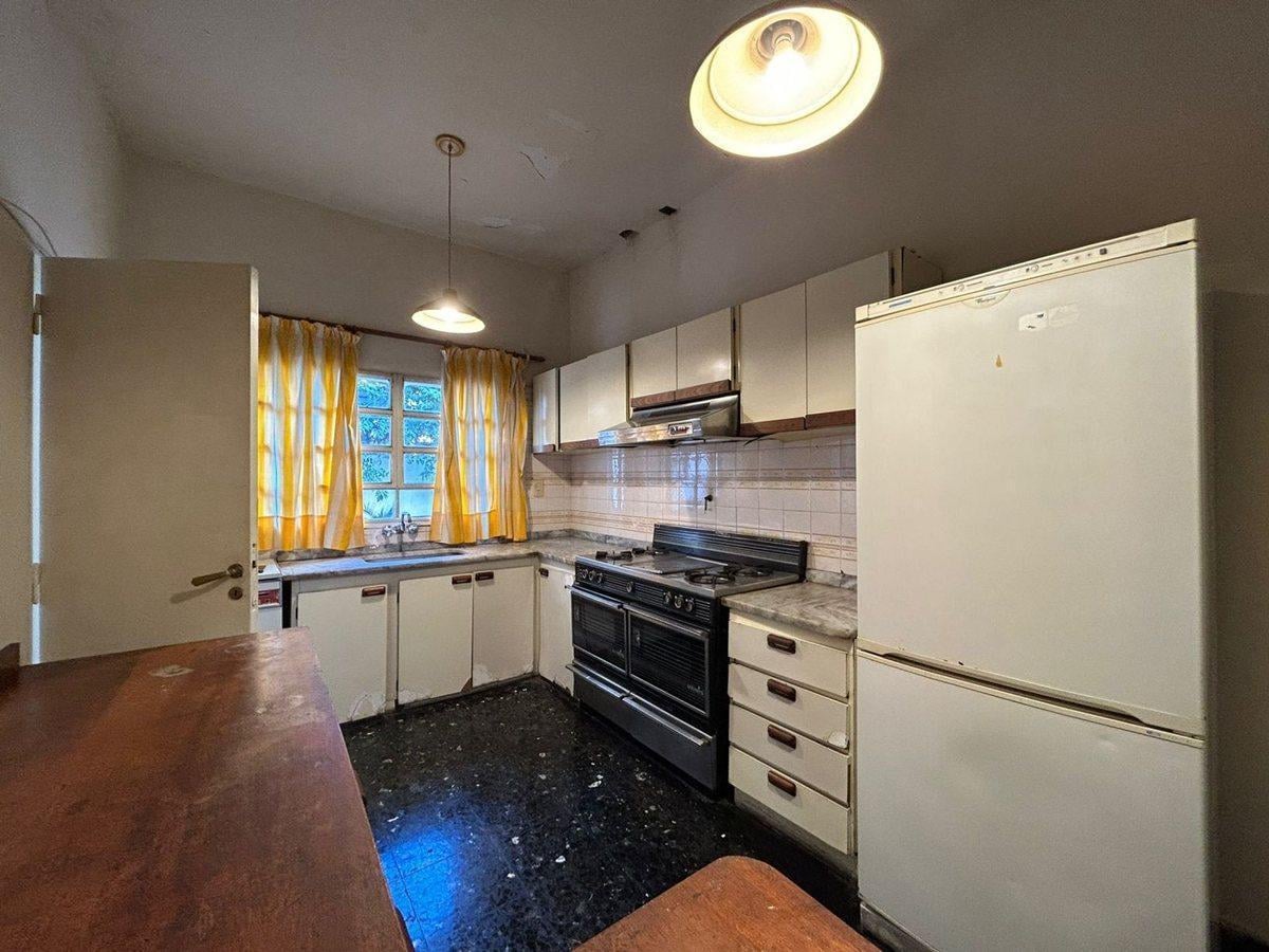 Foto de VENTA CASA 6 AMB PARQUE/PILETA CASTELAR APTA CRED, imagen 2