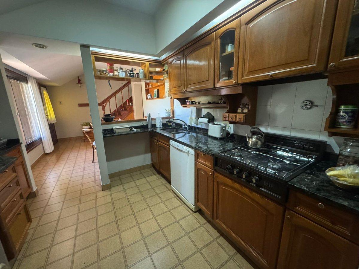 Foto de VENTA CASA 6 AMBIENTES CASTELAR CON PILETA, imagen 1