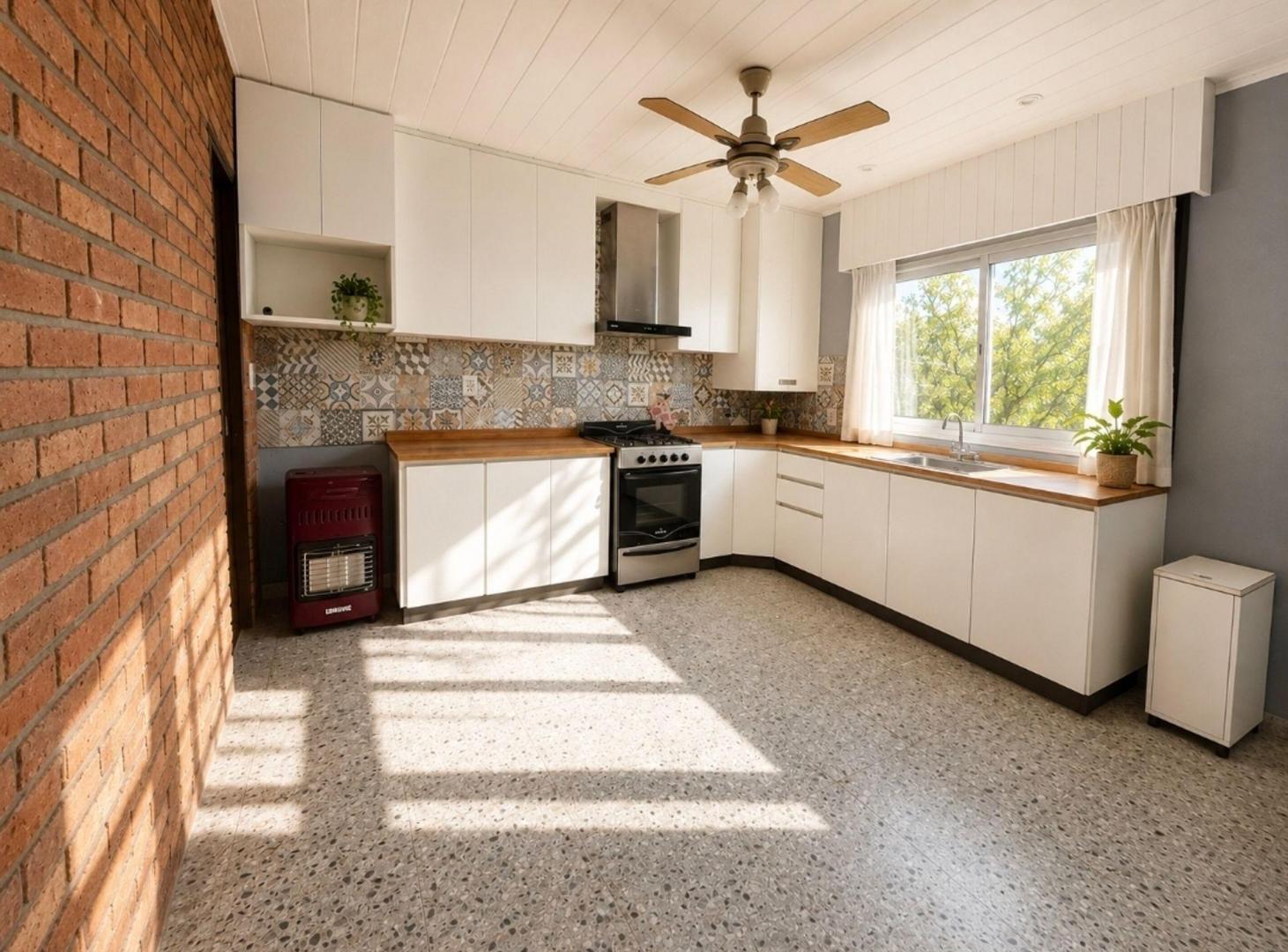 Foto de CASA 6 AMB VENTA LOTE 2700 MTS GRAL RODRIGUEZ, imagen 2