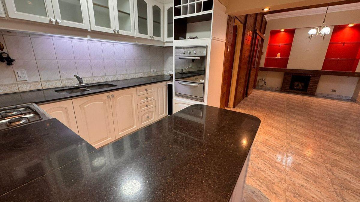 Foto de VENTA CASA 4 AMB. PARQUE/PILETA/COCHERA ITUZAINGO, imagen 2